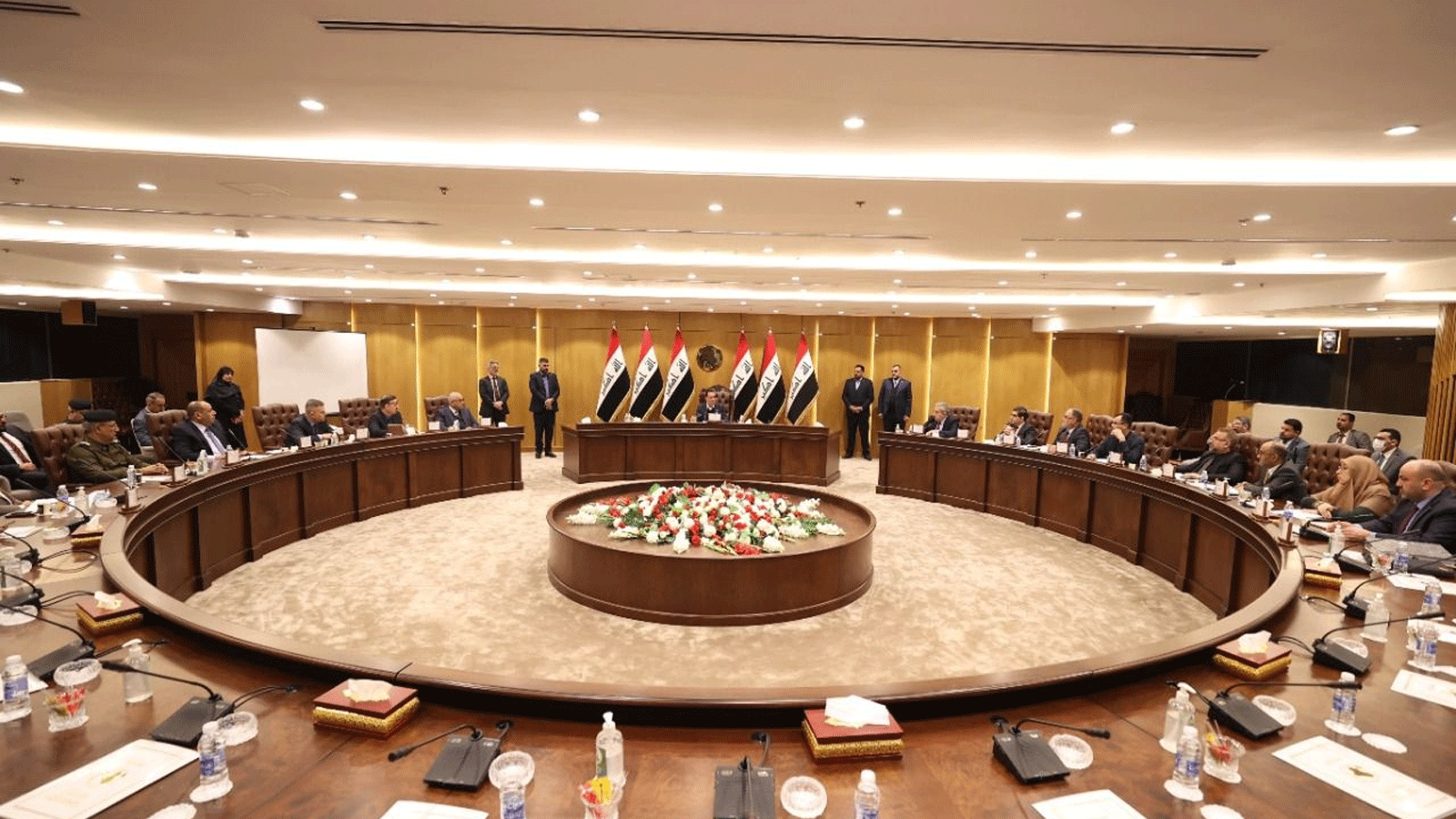 اجتماع لمختصين في البرلمان العراقي لتدقيق طلبات المتقدمين لمنصب الجمهورية حيث تم الثلاثاء الإعلان عن أسماء 40 متقدماً قُبِل ترشحهم (اعلام البرلمان)