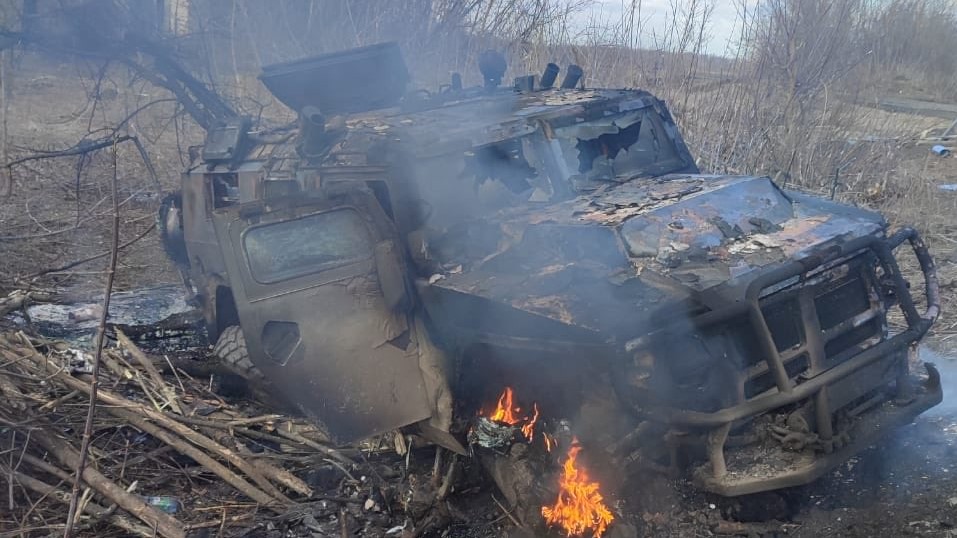 صورة منتشرة على مواقع التواصل الاجتماعي تبرز آلية قيادة عسكرية روسية مدمرة في إحدى ضواحي كييف