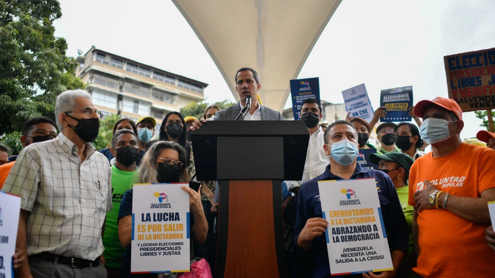 زعيم المعارضة الفنزويلية خوان غوايدو في مؤتمر صحافي في ساحة لوس بالوس غراندس في كراكاس في 17 مارس 2022