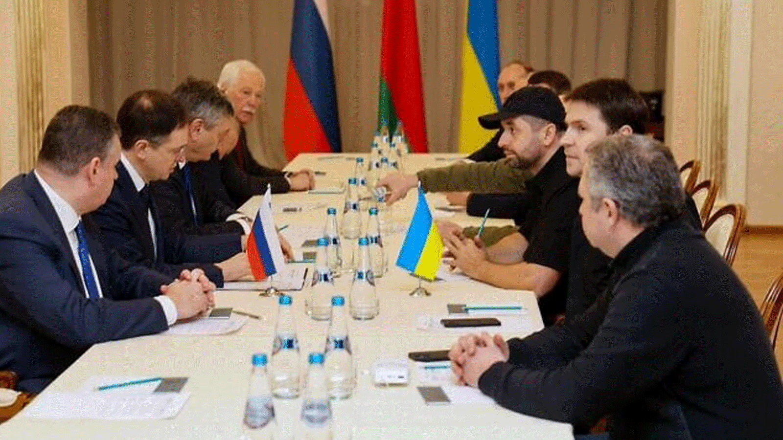 لقطة من جلسة المفاوضات الأولى بين الوفدين الروسي والأوكراني