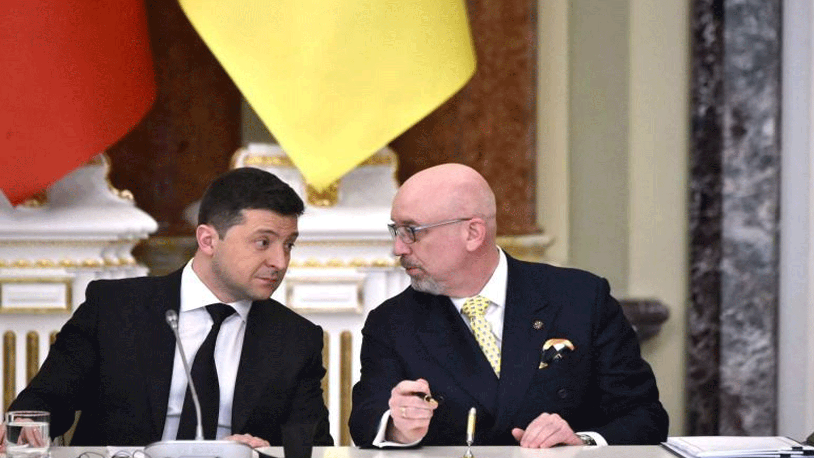 الرئيس الأوكراني فولوديمير زيلينسكي (إلى اليسار) يتحدث مع وزير الدفاع الأوكراني أوليكسي ريزنيكوف خلال توقيع الوثيقة بعد محادثات مع نظيره التركي في كييف، 3 شباط\ فبراير 2022