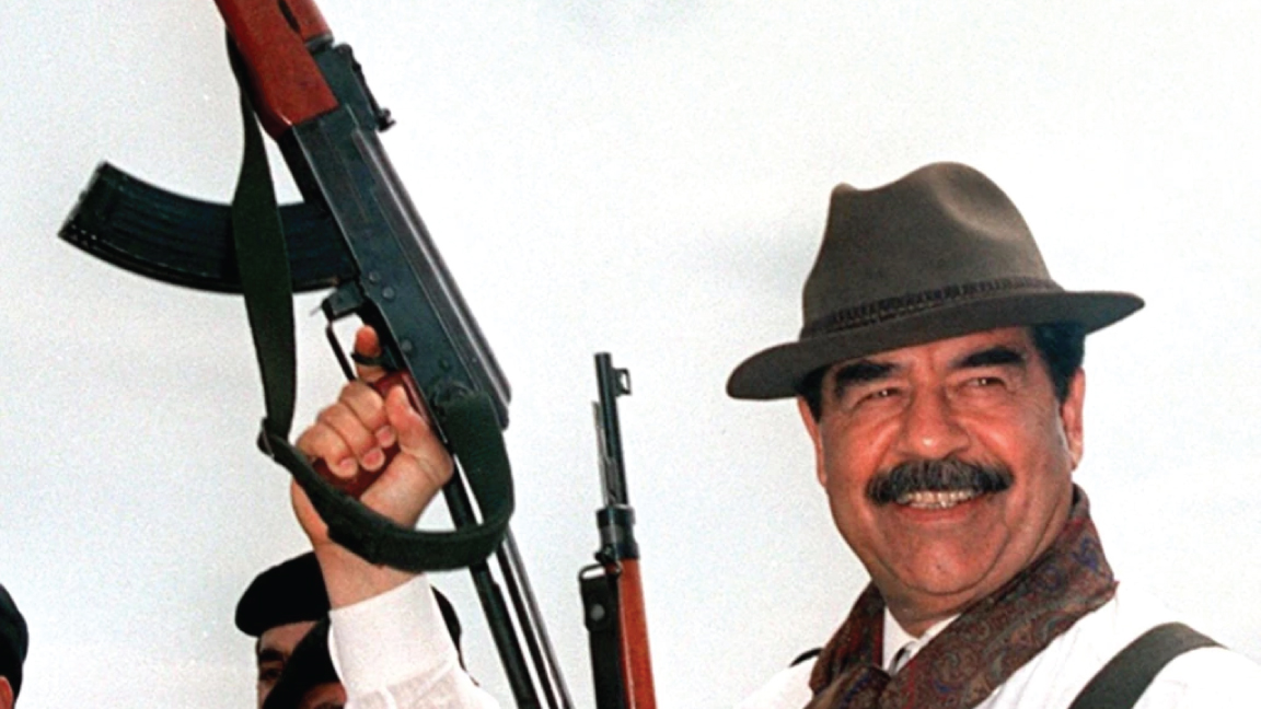 من الصور المشهورة للرئيس العراقي الراحل صدام حسين