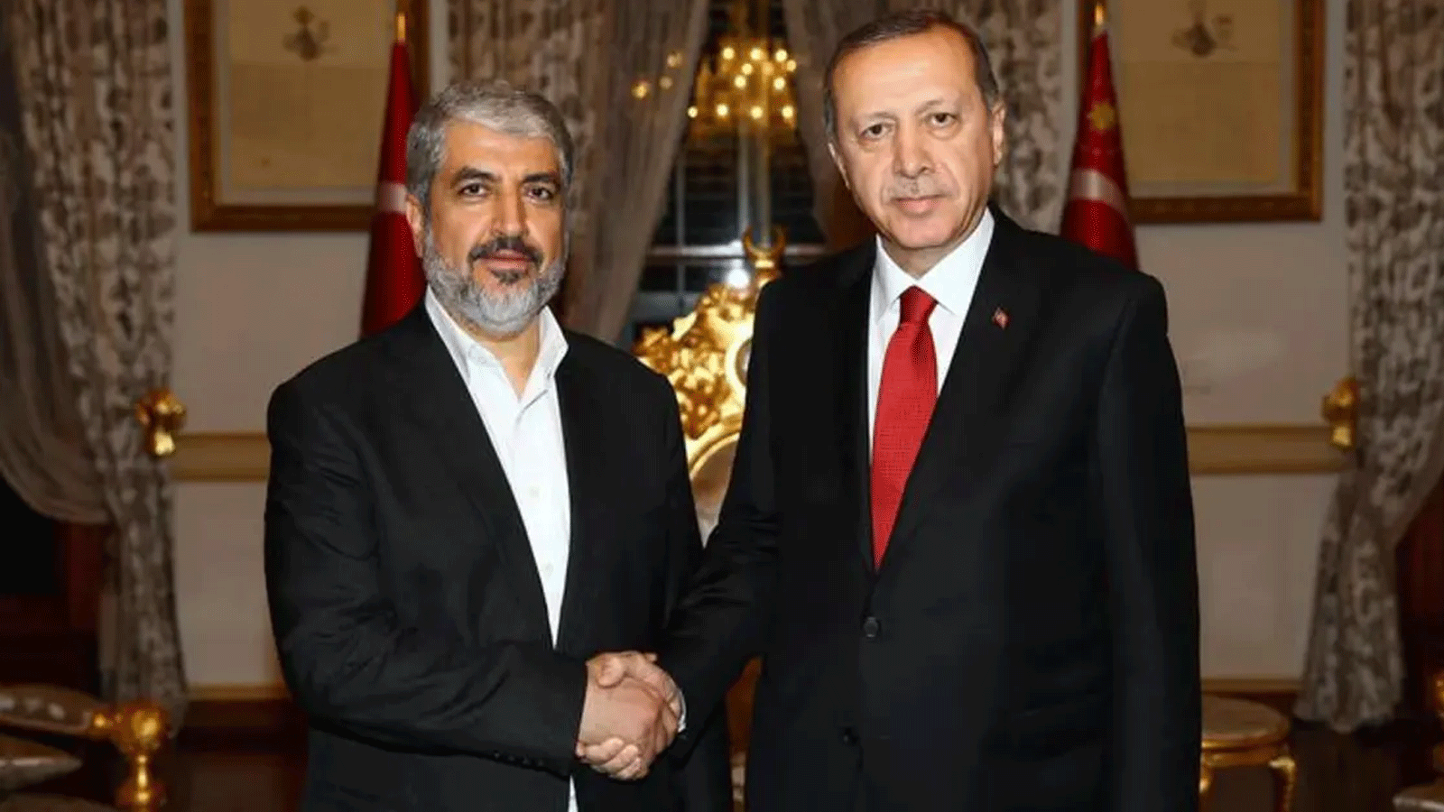 صورة أرشيفية تُظهر زعيم حماس السياسي الفلسطيني خالد مشعل والرئيس التركي رجب طيب إردوغان(الرئاسة التركية)