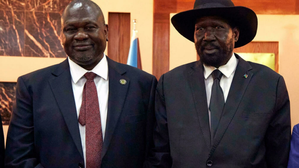 رئيس جنوب السودان سلفا كير (يمين) ونائبه رياك مشار في جوبا بتاريخ 22 فبراير 2020