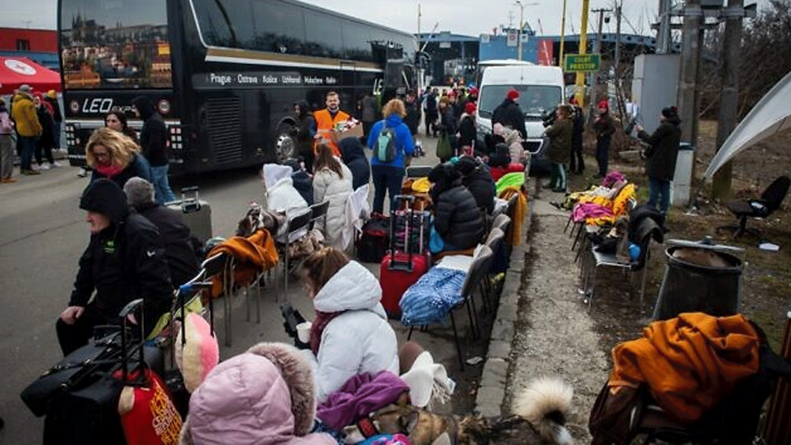 لاجئون أوكرانيون ينتظرون مواصلة رحلتهم بعد أن عبروا الحدود في Vysne Nemecke، شرق سلوفاكيا. 26 شباط\ فبراير 2022