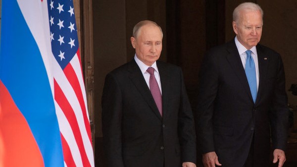 صورة من الأرشيف للرئيسين الأميركي جو بايدن والروسي فلاديمير بوتين