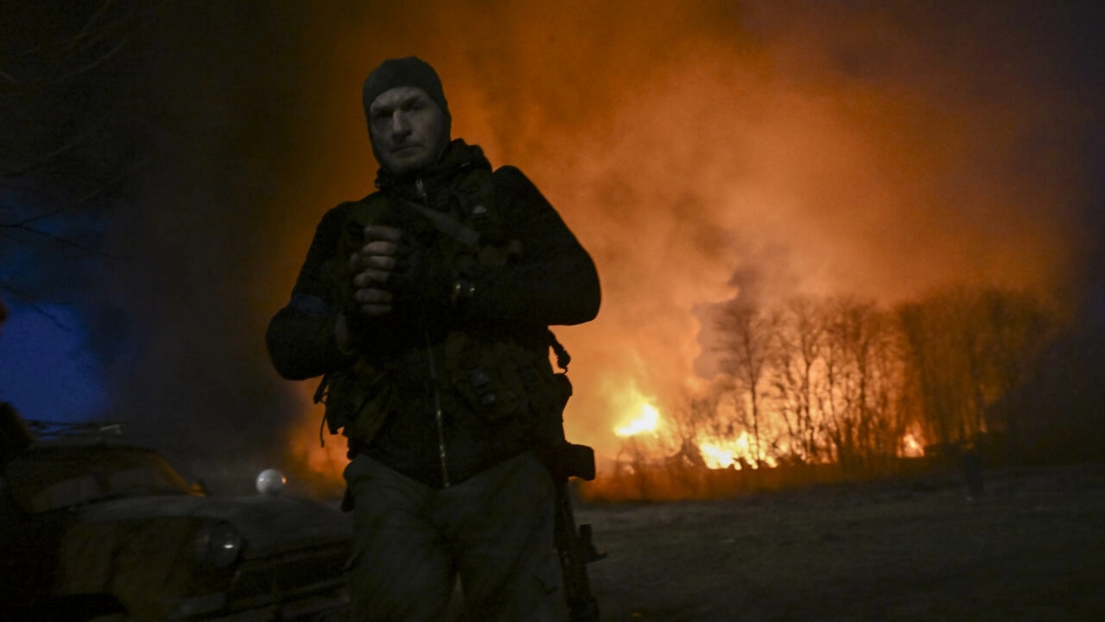 رجل إنقاذ أوكراني أمام مستودع يحترق على أثر قصف روسي في العاصمة الاوكرانية كييف في 17 مارس 2022