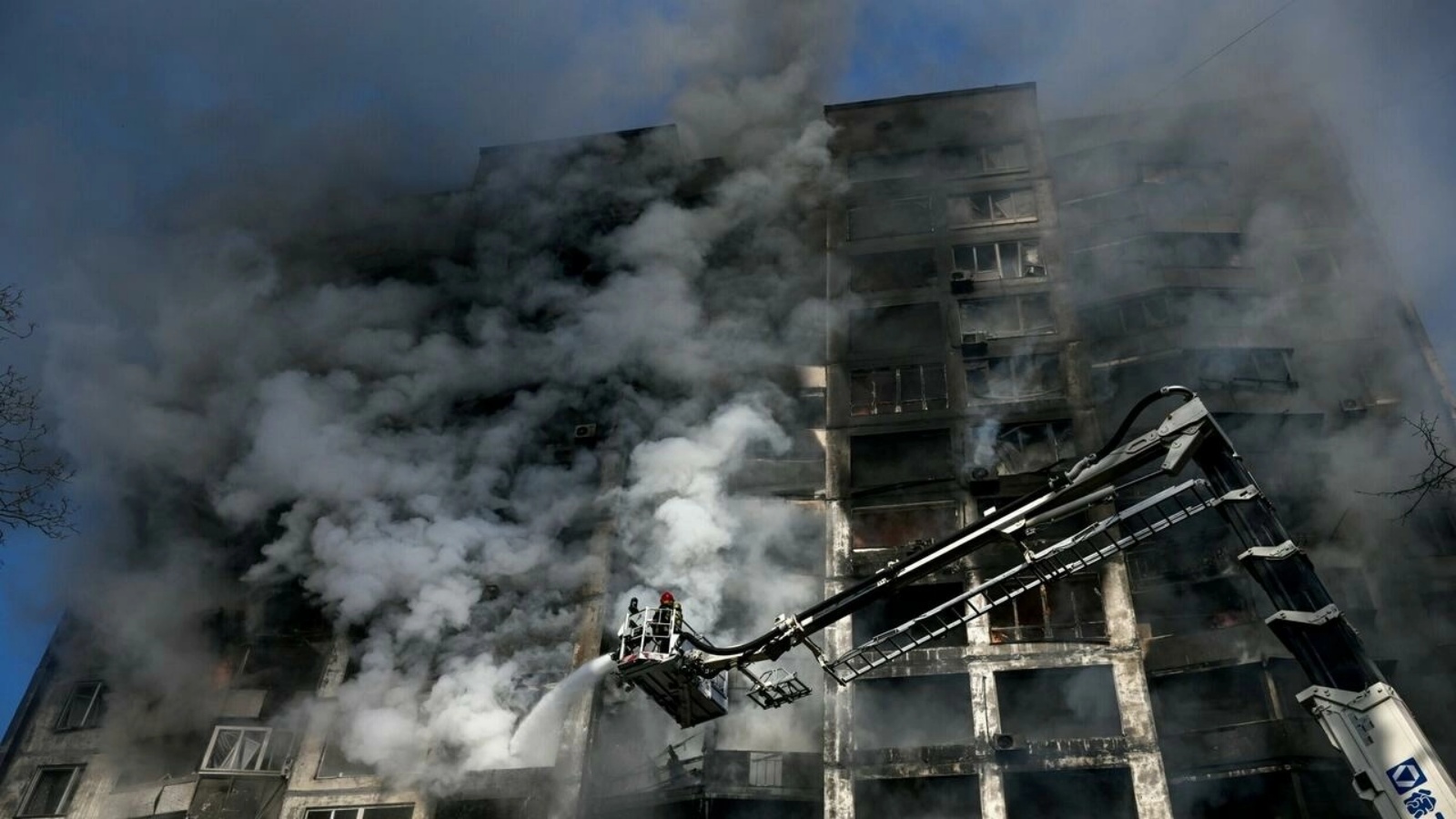 مبنى سكني يحترق في العاصمة الأوكرانية كييف في 15 مارس 2022