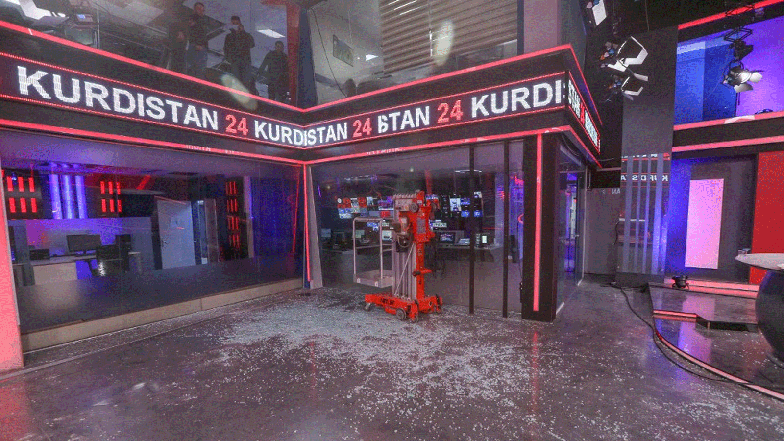 صورة تم التقاطها في 13 آذار\مارس 2022، تُظهرالاستوديو المدمر في مبنى تلفزيون كوردستان 24، بعد هجومٍ ليلي في إربيل، عاصمة منطقة الحكم الذاتي الكردية في شمال العراق