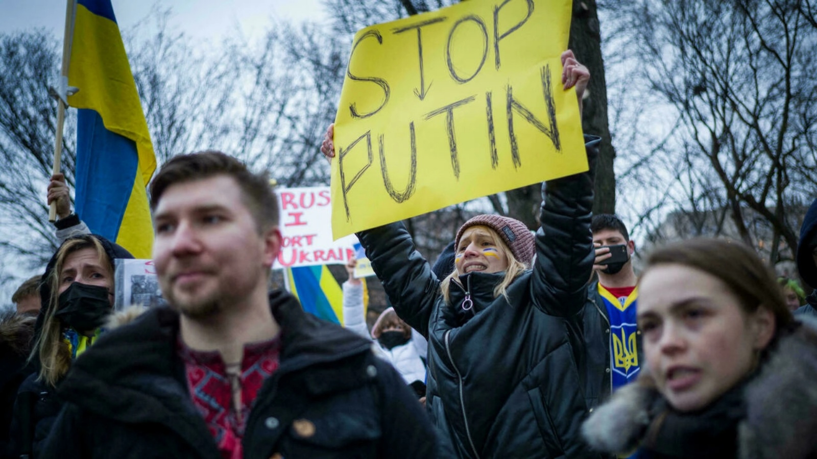 نشطاء يحملون لافتات وأعلام أثناء تجمعهم في ساحة لافاييت احتجاجًا على غزو روسيا لأوكرانيا في واشنطن العاصمة، في 24 شباط 2022