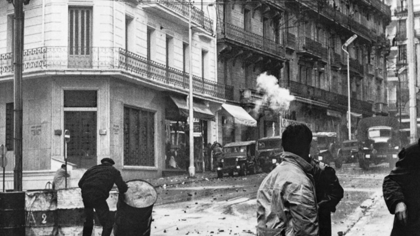 صورة أرشيفية التقطت في 10 ديسمبر 1960 لمواجهات بين قوات الأمن في الجزائر العاصمة ومتظاهرين أوروبيين رافضين لسياسات الجنزال ديغول في شأن الجزائر