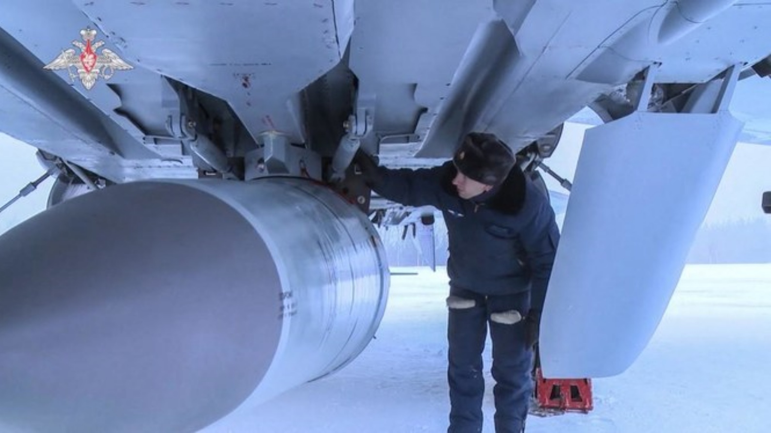 طيار يفحص مقاتلة MiG-31K التابعة للقوات الجوية الروسية التي تحمل صاروخ كروز كينجال الفرط صوتي في 19 فبراير 2022