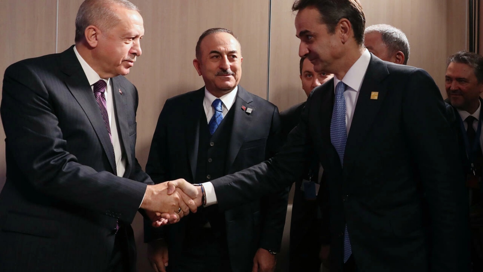 الرئيس التركي رجب طيب إردوغان (يسار) يصافح رئيس الوزراء اليوناني كيرياكوس ميتسوتاكي خلال قمة للحلف الأطلسي في لندن في 4 ديسمبر 2019
