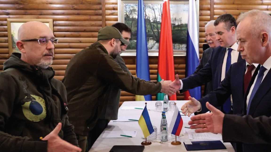 المفاوضون يتصافحون قبل المحادثات بين وفدين من أوكرانيا وروسيا في منطقة بريست في بيلاروسيا في 3 مارس 2022