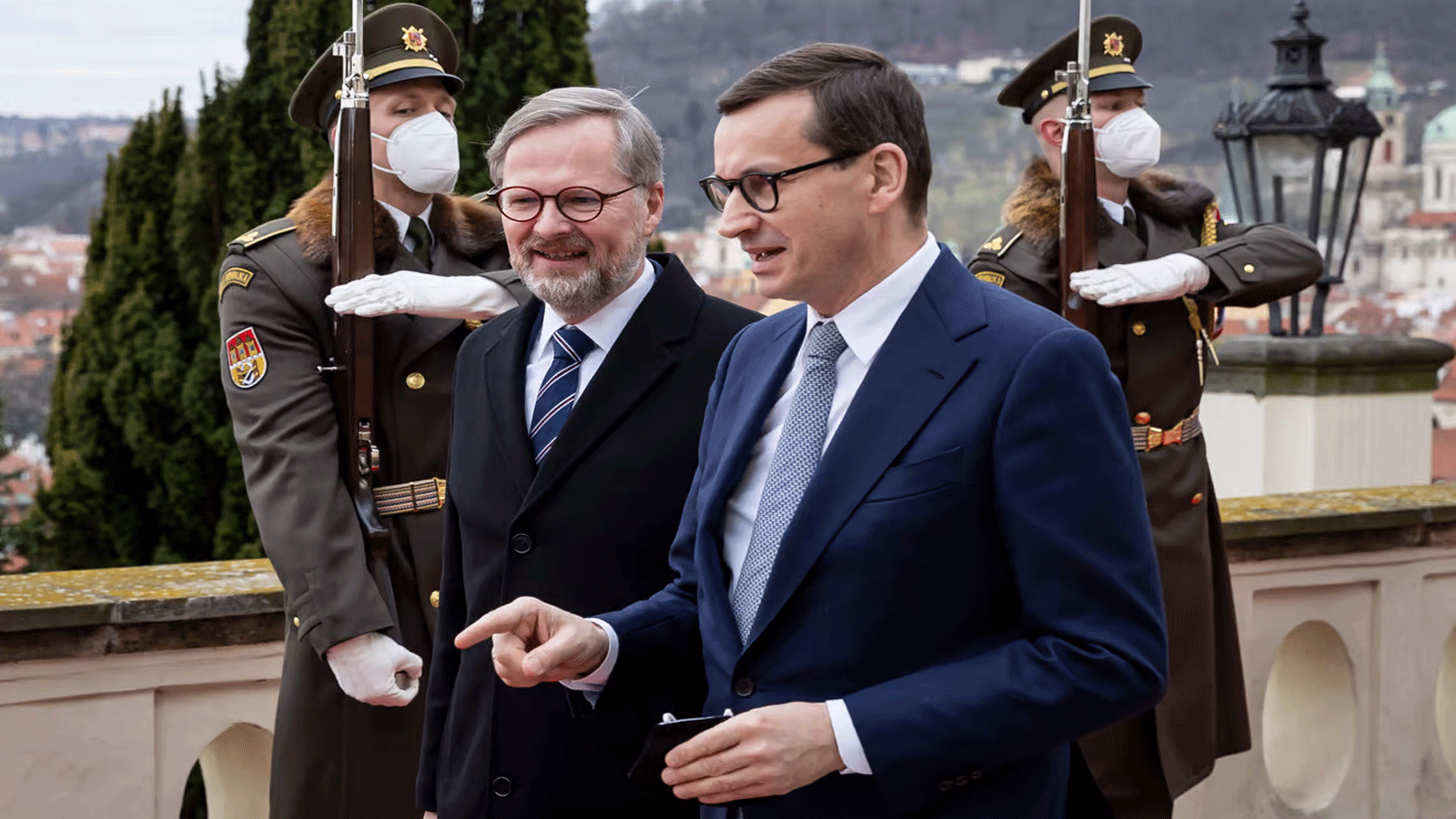 لقطة تجمع رئيس الوزراء البولندي ماتيوز موراويكي، رئيس الوزراء التشيكي بيتر فيالا اللذين يزوران أوكرانيا برفقة رئيس الوزراء السلوفيني يانيز يانشا
