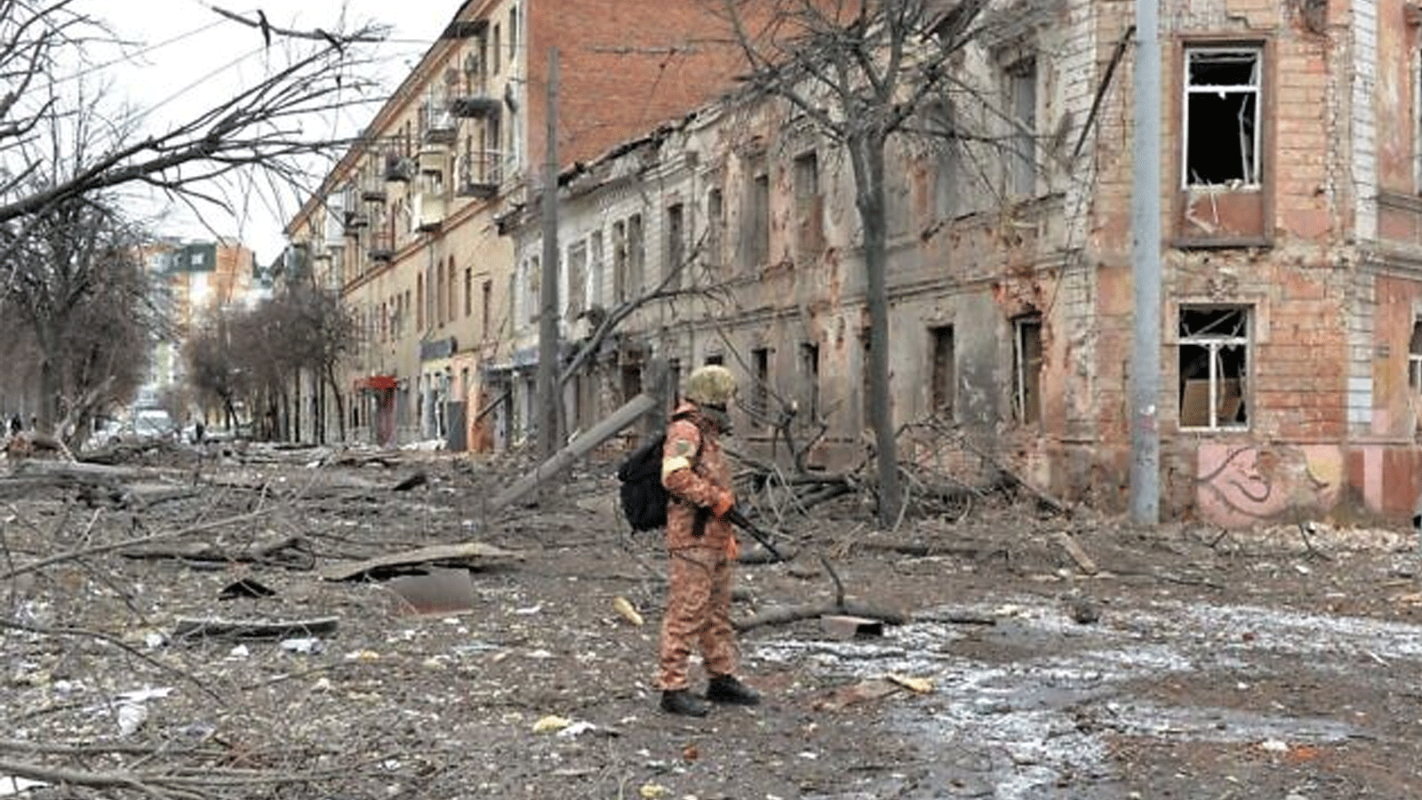 عضو في قوات الدفاع الإقليمية الأوكرانية ينظر إلى الدمار بعد قصف في خاركيف ثاني أكبر مدينة في أوكرانيا في 7 آذار\مارس 2022