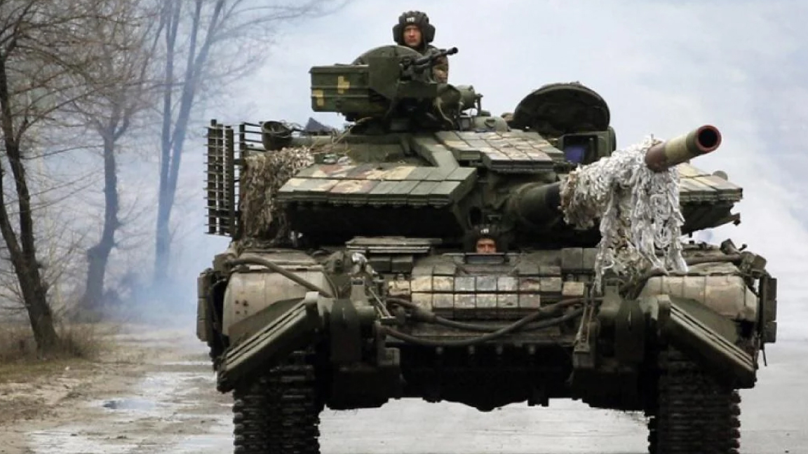 دبابة أوكرانية تتجهز للدخول في مواجهة القوات الروسية الغازية