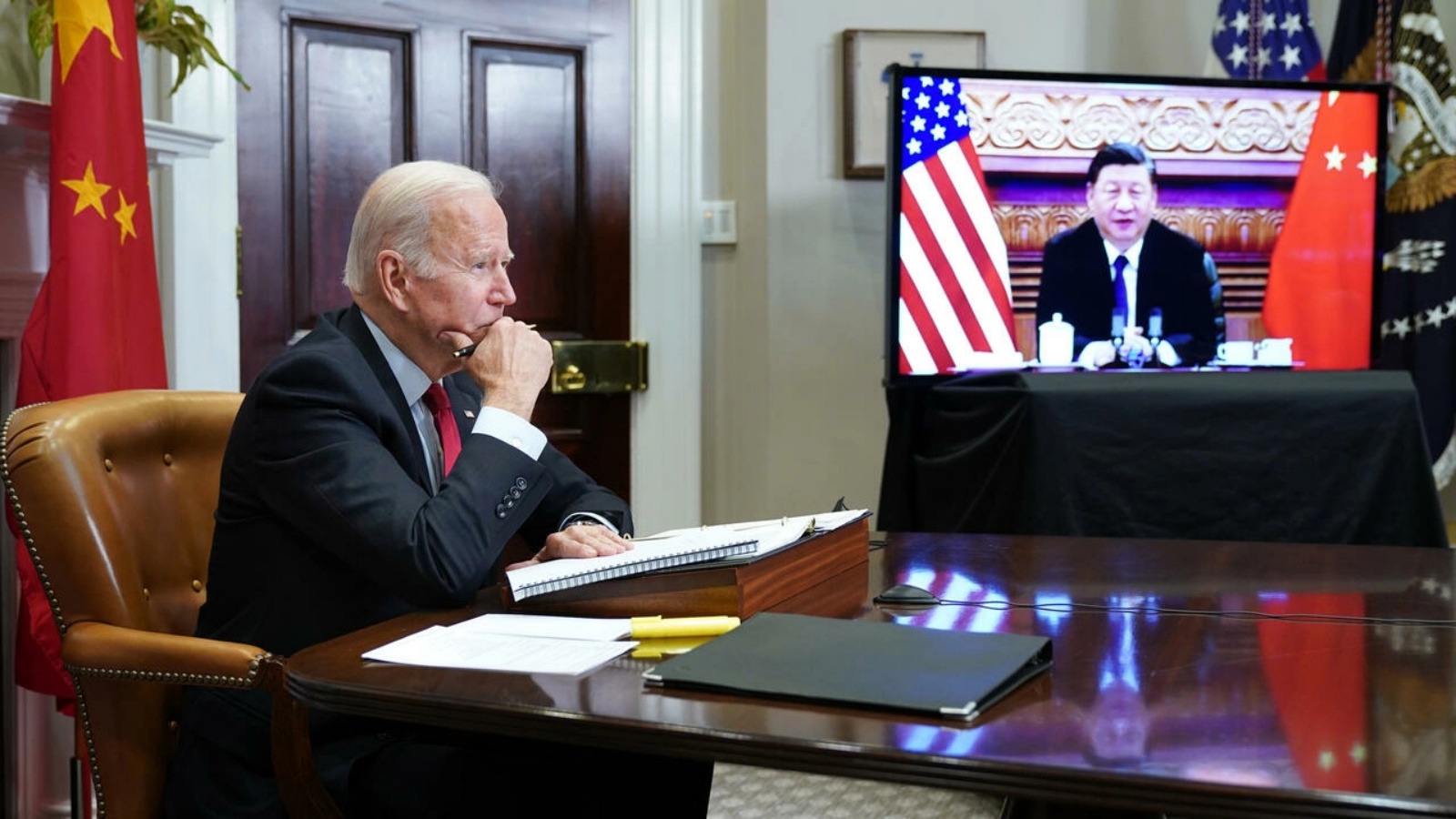 صورة أرشيفية للرئيس الأميركي جو بايدن متحدثاً إلى نظيره الصيني شي جينبينغ عبر الفيديو