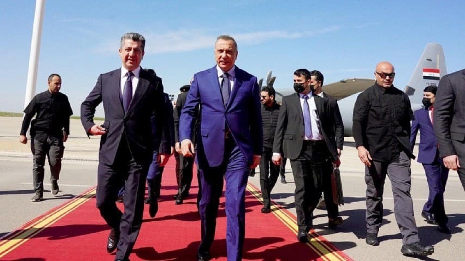 الكاظمي لدى وصوله إلى أربيل الإثنين 14 مارس 2022 مستقبلاً من قبل رئيس حكومة الإقليم مسرور بارزاني (مكتبه)