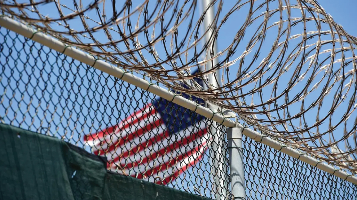 سياج مغلف بالأسلاك لمرفق احتجاز 