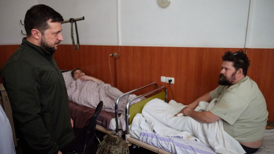 زيلينسكي يزور سكانا من كييف يخضعون للعلاج في مستشفى في كييف بعد اصابتهم خلال الغزو الروسي لأوكرانيا (17 آذار 2022/ أ ف ب). زيلينسكي يزور سكانا من كييف يخضعون للعلاج في مستشفى في كييف بعد اصابتهم خلال الغزو الروسي لأوكرانيا في 17 مارس 2022