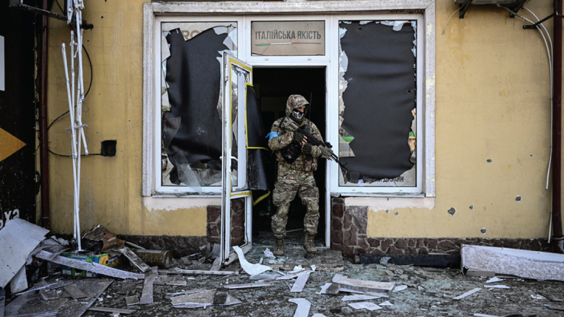 جندي أوكراني يخرج من مبنى مدمر بعد قصف كييف في 12 مارس 2022