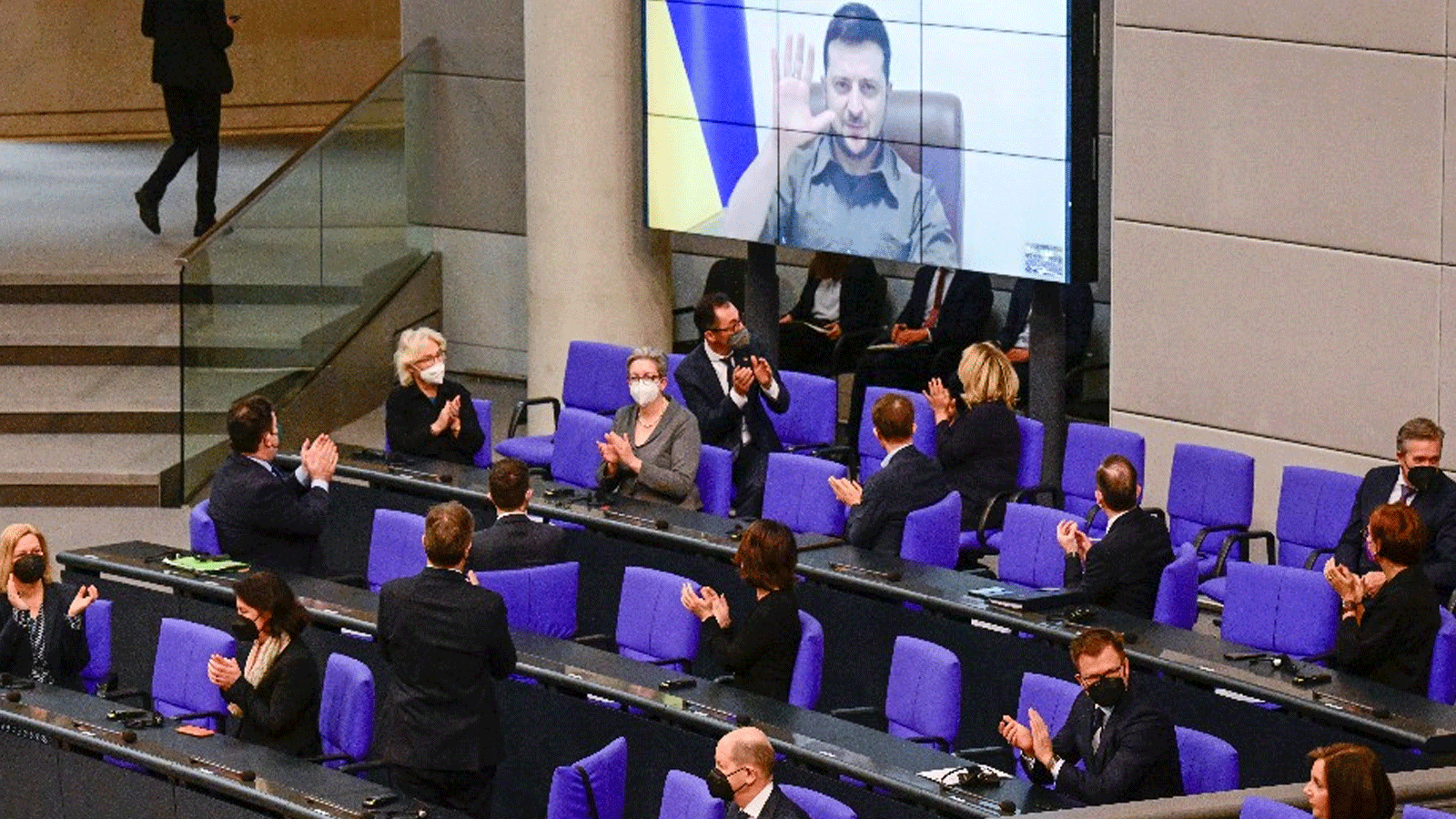 الرئيس الأوكراني فولوديمير زيلينسكي متحدثاً أمام مجلس النواب الألماني