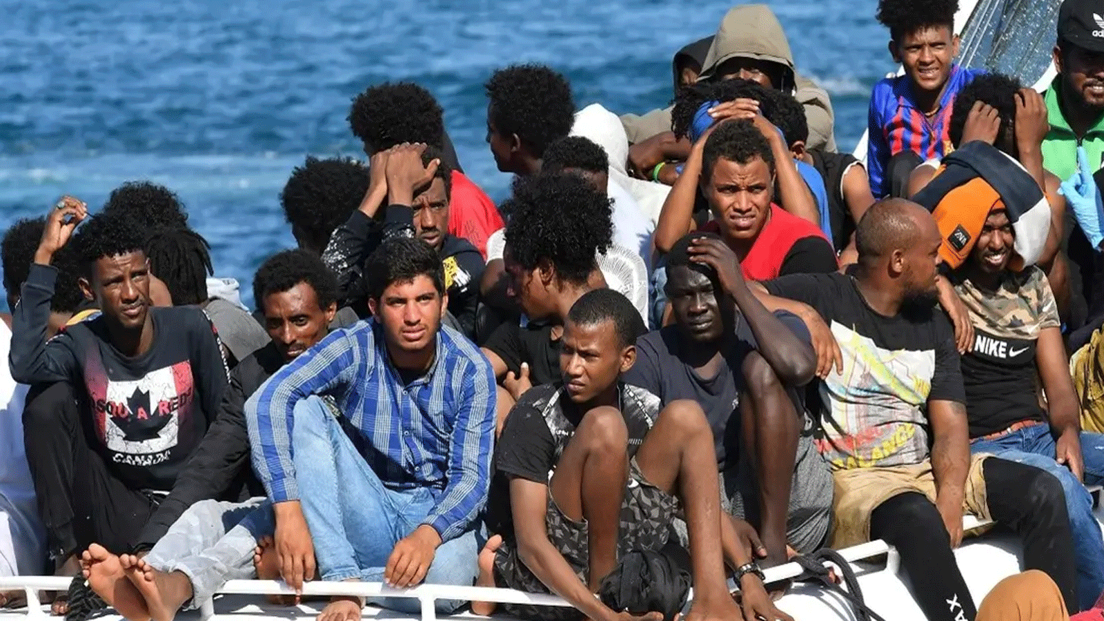 مهاجرون من تونس وليبيا يصلون على متن قارب خفر السواحل الإيطالي في جزيرة بيلاجي الإيطالية في لامبيدوزا، 1 آب\أغسطس 2020.