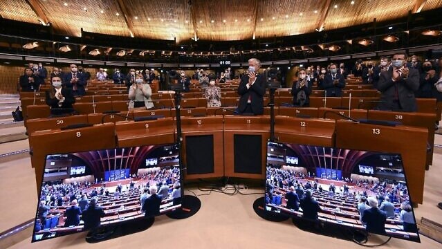 أعضاء الوفود السياسية للجمعية البرلمانية لمجلس أوروبا يصفقون بعد دقيقة صمت حدادًا على ضحايا الغزو الروسي لأوكرانيا في 14 مارس 2022 ، في مجلس أوروبا في ستراسبورغ بفرنسا
