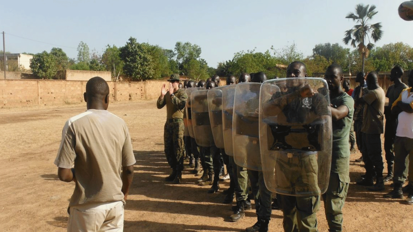 درك بوركينا فاسو في تشكيلات السيطرة على الحشود خلال اشتباك تدريبي مع مشاة البحرية الأمريكية في بوركينا فاسو (صورة من مشاة البحرية الأمريكية)