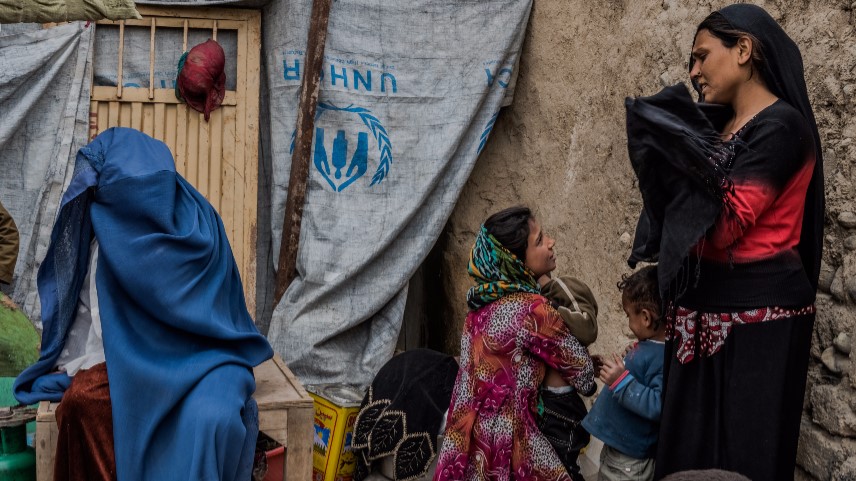 لاجئون أفغان في أحد مراكز الإيواء الأممية