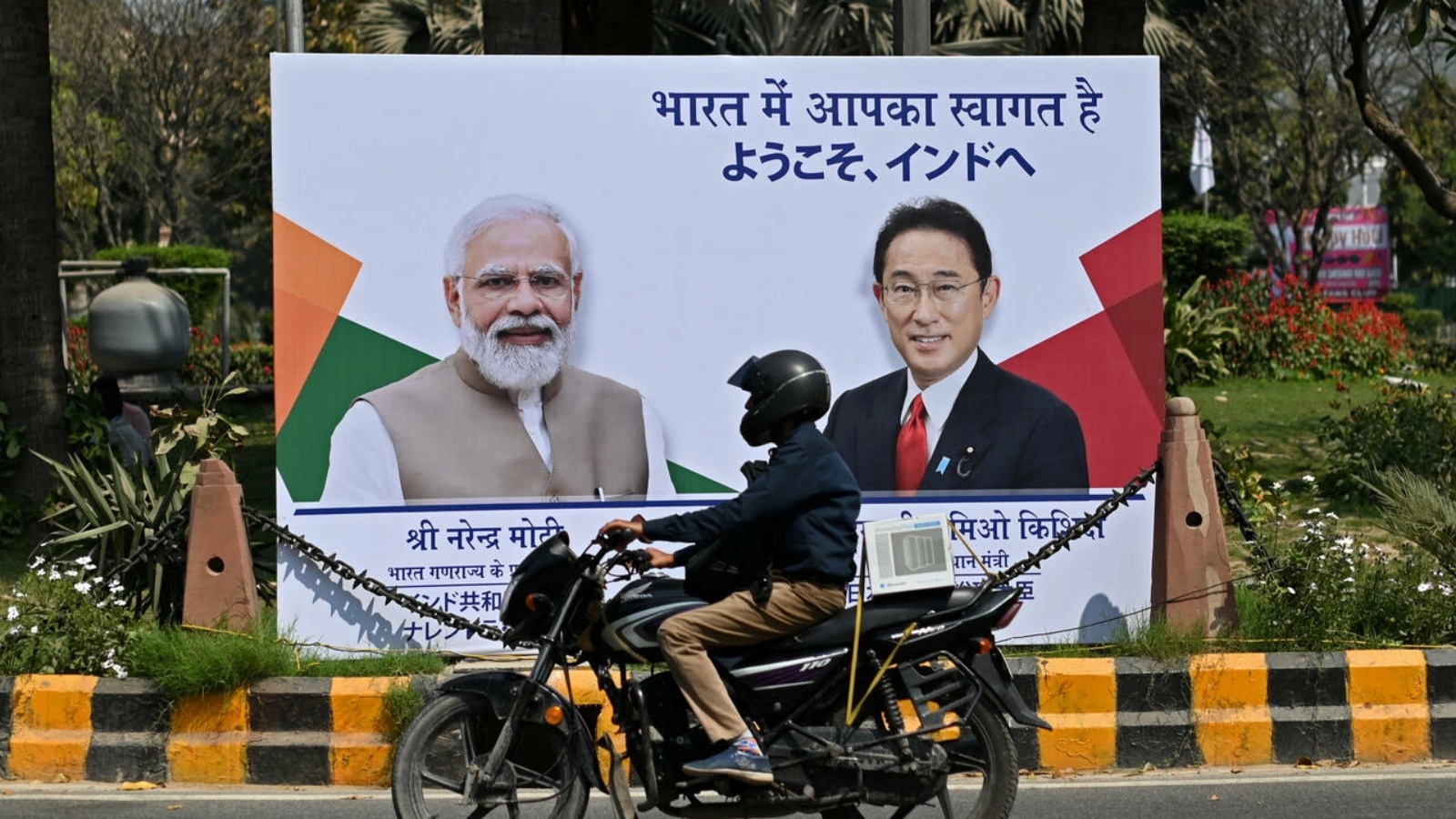 رئيس الوزراء الياباني فوميو كيشيدا في صورة مركبة تجمعه مع رئيس الوزراء الهندي (ناريندرا) مودي