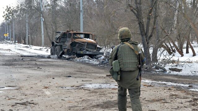 منظر يُظهر قاذفة صواريخ متعددة للجيش الروسي مدمرة على مشارف خاركيف في 16 مارس 2022 ، وسط الغزو الروسي المستمر لأوكرانيا