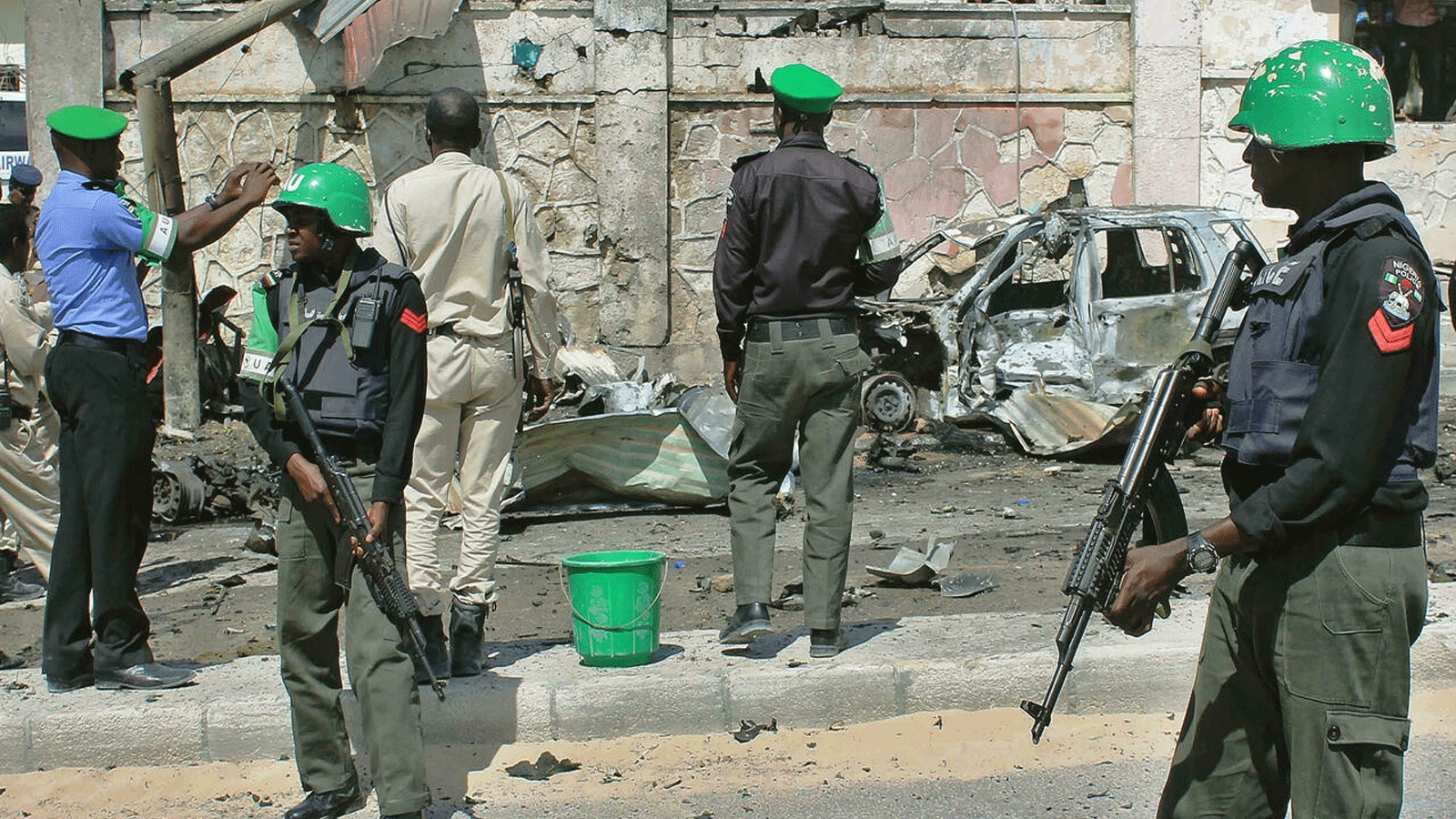 عناصر من القوة الأفريقية اميسوم في موقع هجوم على مطار مقديشو 