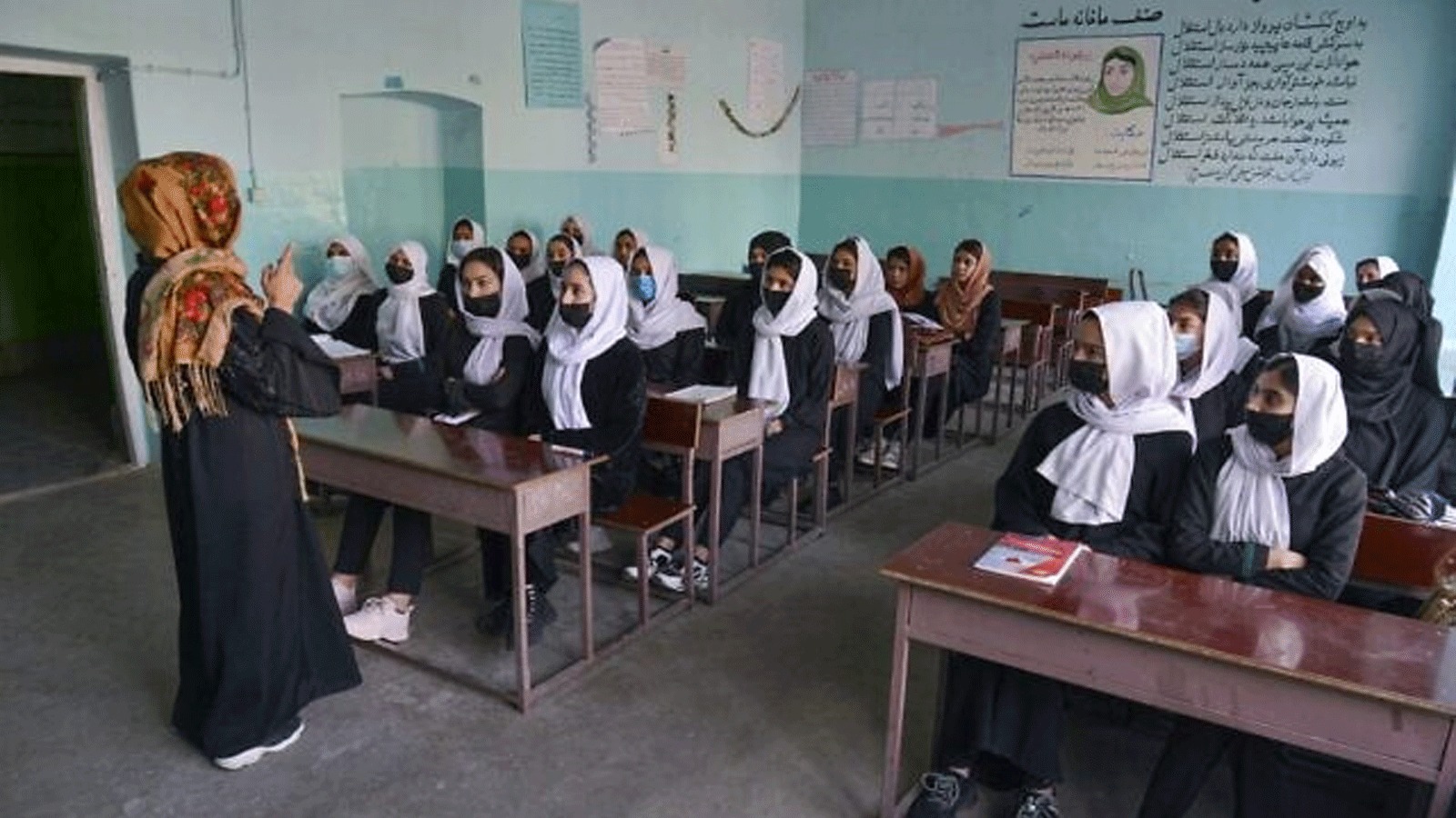 فتيات يحضرن صفًا بعد إعادة افتتاح مدرستهن في كابول، أفغانستان، في 23 آذار\مارس 2022 
