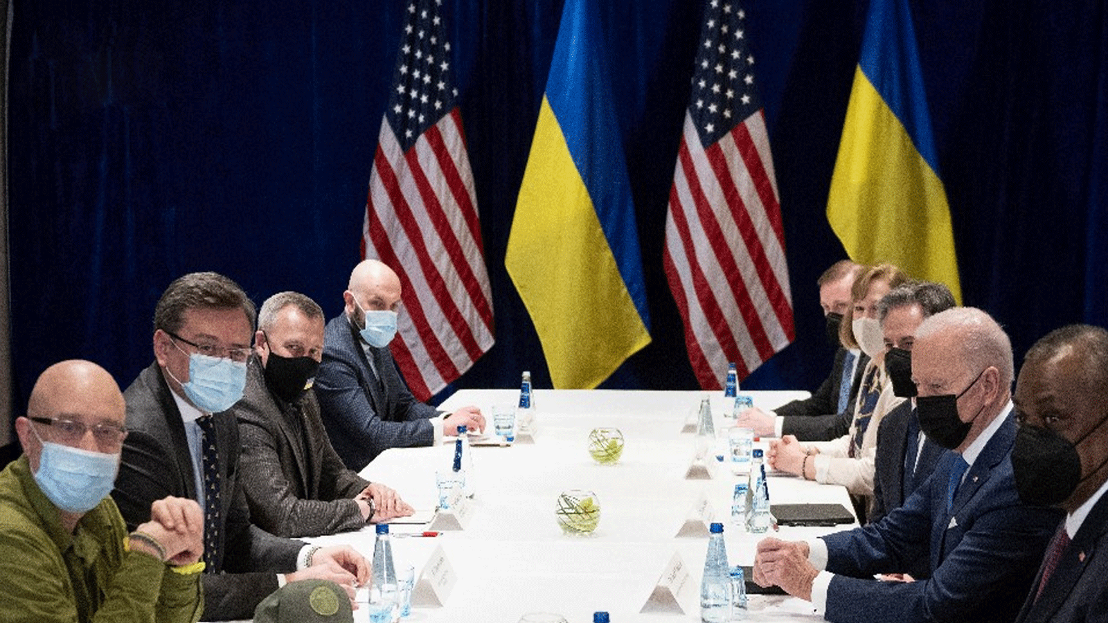 الرئيس الأميركي مجتمعاً مع وزيري الخارجية والدفاع الأوكرانيين في فندق ماريوت\ وسط وارسو، خلال لقاء جمعهما مع نظيريهما الأميركيين. 26 مارس\آذار 2022