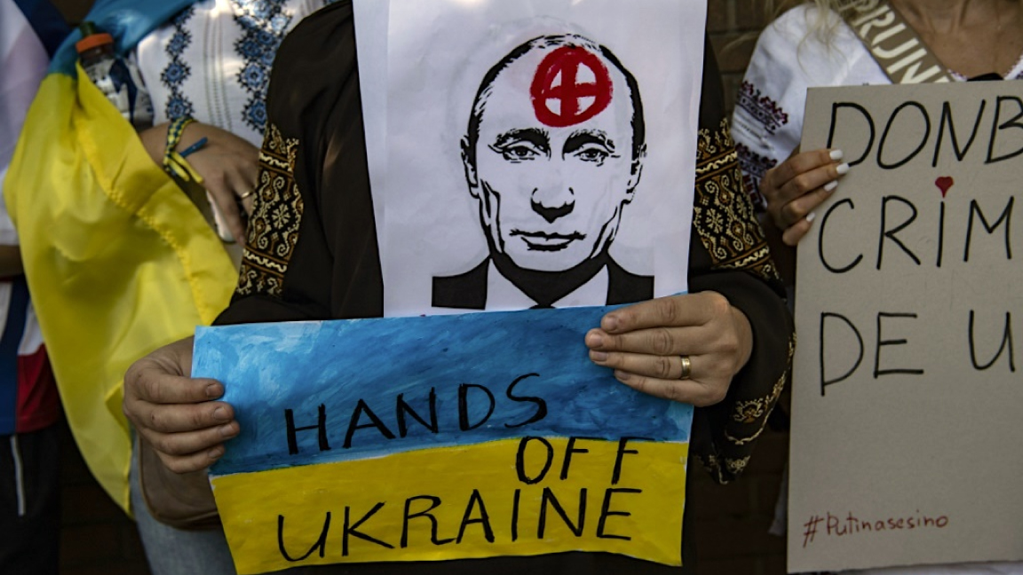 مواطنون أوكرانيون يشاركون في احتجاج لدعم بلادهم أمام السفارة الروسية في سانتياغو، تشيلي، في 26 فبراير 2022