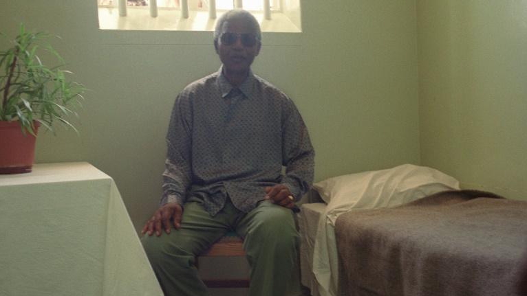 نلسون مانديلا رئيساً يزور السجن الذي قبع فيه ردحاً من الزمن