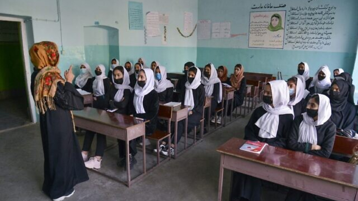 تحضر الفتيات فصلًا دراسيًا بعد إعادة فتح مدرستهن فترة قصيرة في كابول، أفغانستان، في 23 مارس 2022