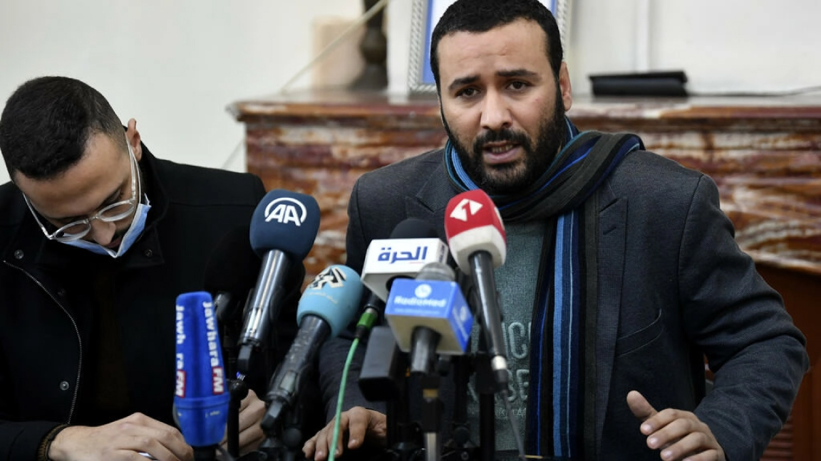 محمد ياسين الجلاصي نقيب الصحافيين التونسيين خلال مؤتمر صحفي في العاصمة تونس في 18 يناير 2022