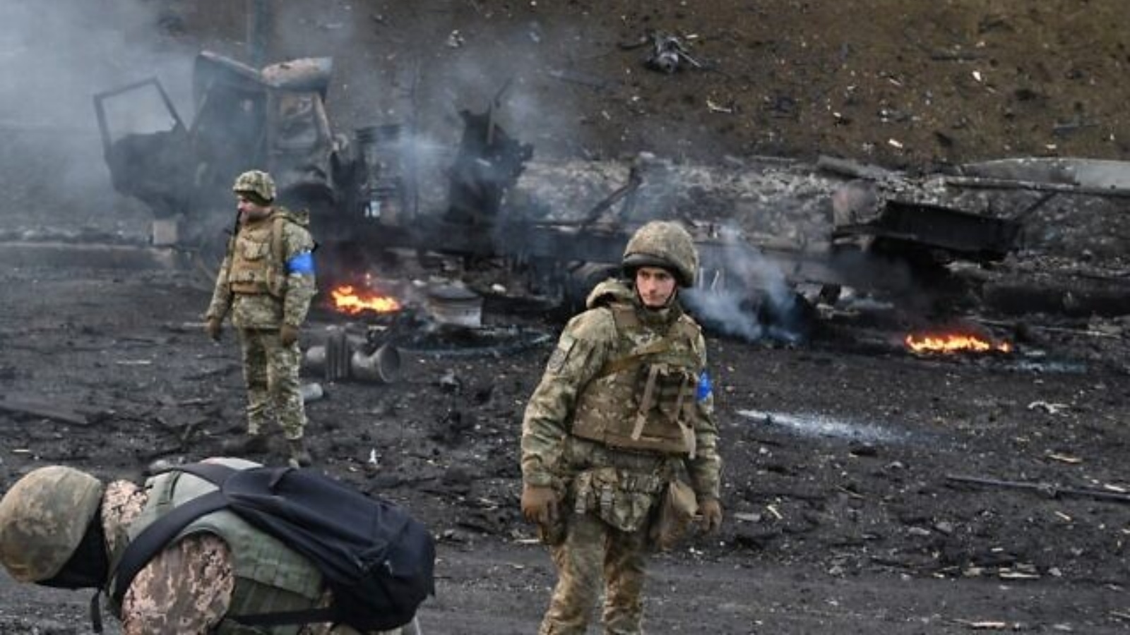 جنود أوكرانيون يبحثون عن قذائف غير منفجرة ويجمعونها بعد قتال مع القوات الروسية في العاصمة الأوكرانية كييف في صباح يوم 26 فبراير 2022.