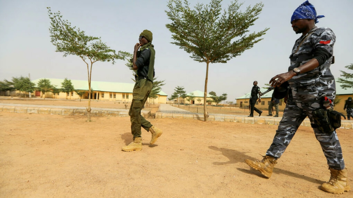 ضباط شرطة يسيرون في مدرسة JSS Jangebe في زامفارا ، نيجيريا في هذه الصورة التي التقطت في 27 فبراير 2021