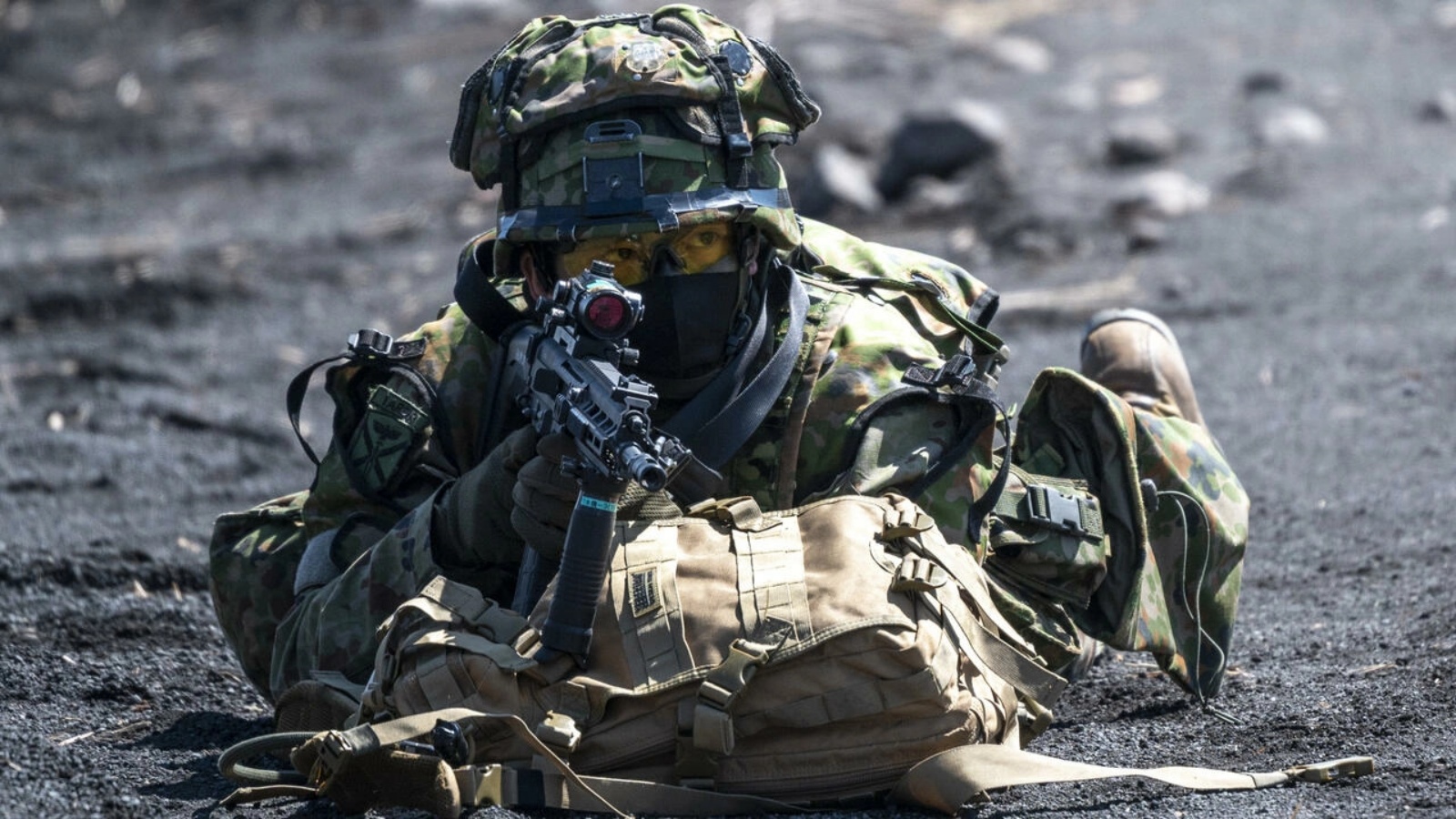 جندي من قوات الدفاع الذاتي اليابانية خلال مناورات عسكرية مشتركة يابانية أميركية في غوتمبا بمقاطعة شيزووكا في 15 مارس 2022