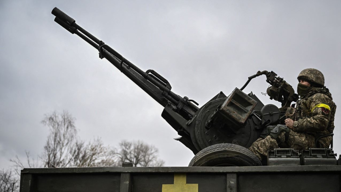 جندي أوكراني تأهب وراء مدفع مضاد للطائرات على خط المواجهة شمال شرق كييف في 3 مارس 2022