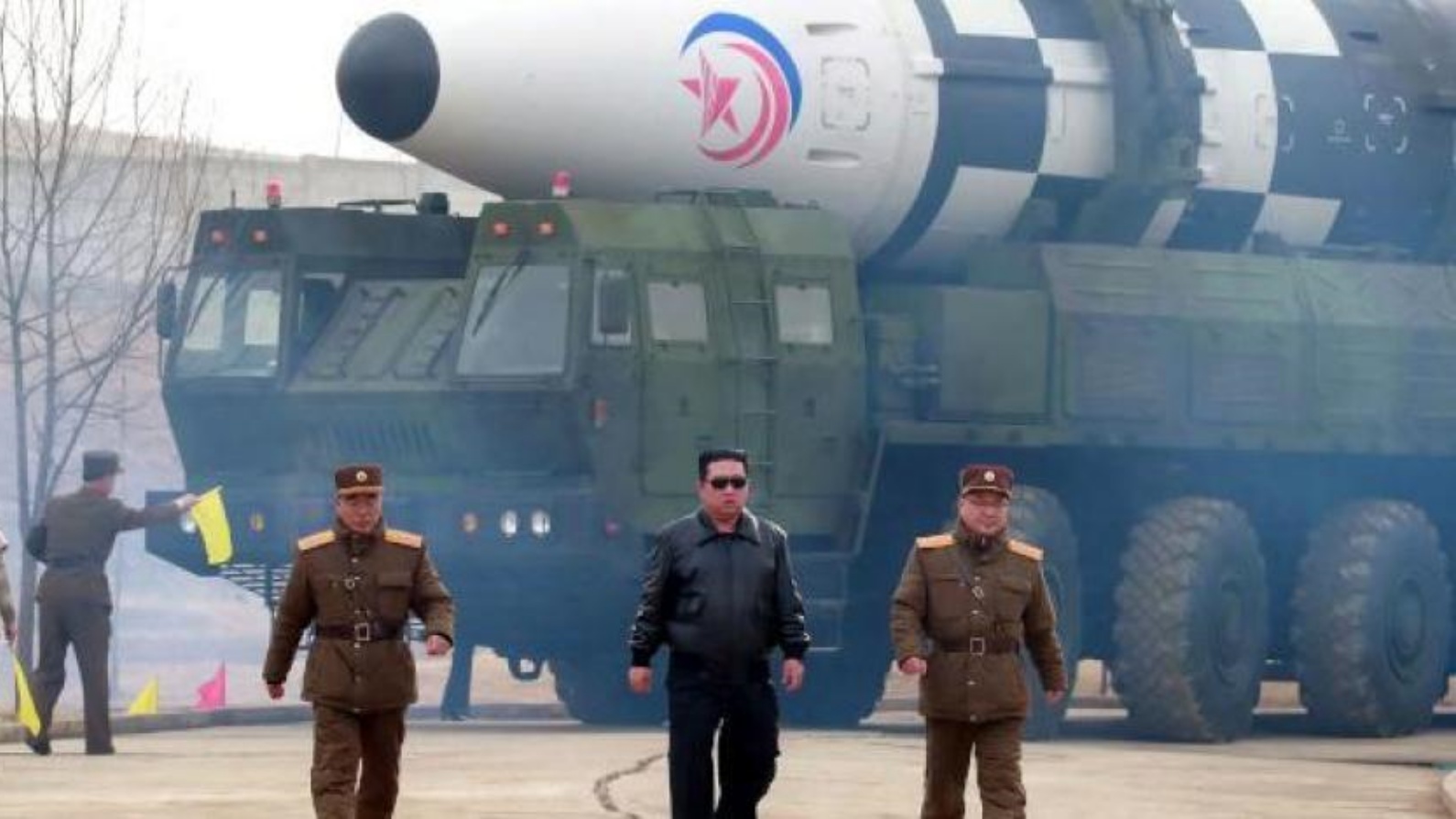 زعيم كوريا الشمالية كيم جونغ أون أشرف شخصياً على اختبار صاروخ عابر للقارات 