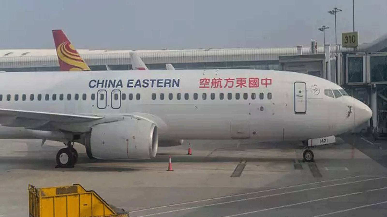 طائرة بوينج 737-800 تابعة للخطوط الجوية الصينية الشرقية متوقفة في مطار تيانخه الدولي في ووهان، الصين