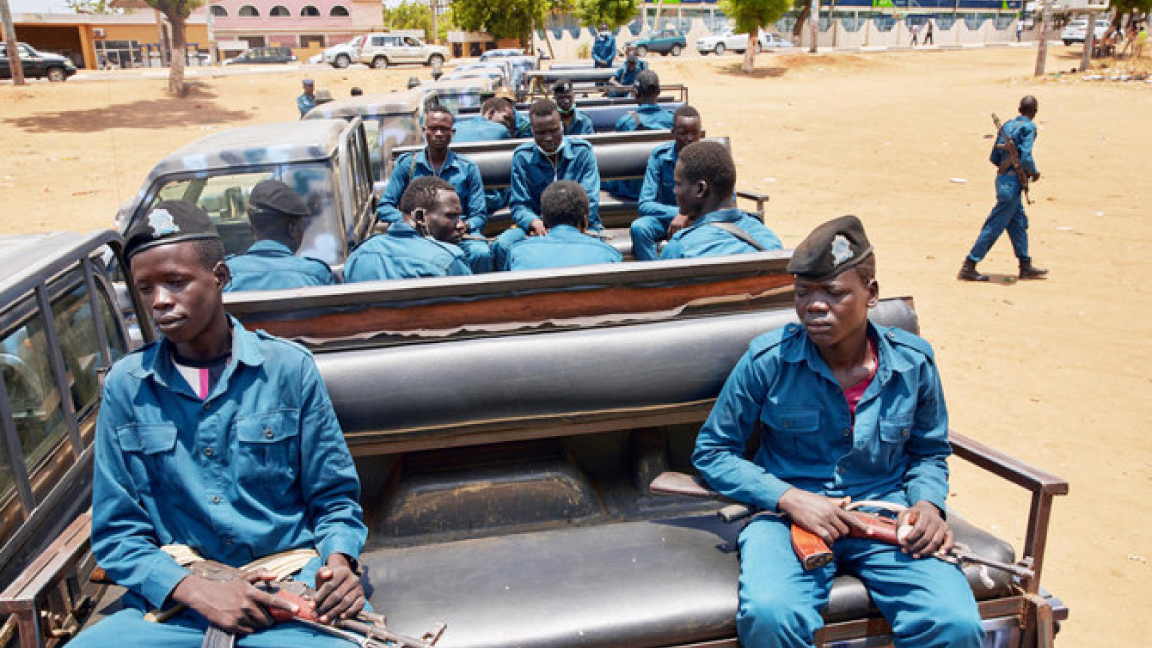 ضباط في الشرطة الوطنية لجنوب السودان يجلسون على متن شاحنة صغيرة قبل قيامهم بدوريات في شوارع جوبا