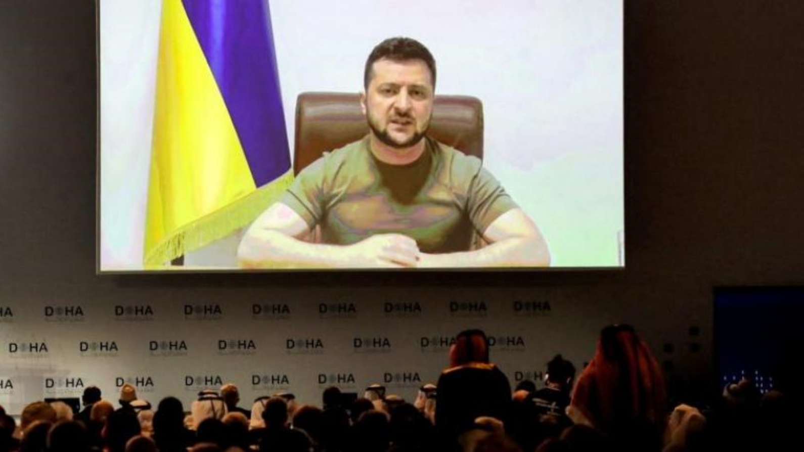 الرئيس الأوكراني فولوديمير زيلينسكي يتحدث في مؤتمر سياسي بالدوحة