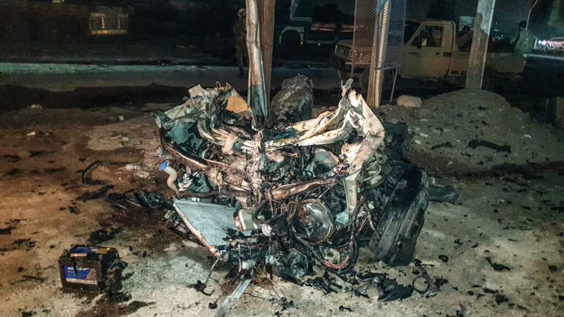 حطام سيارة في موقع تفجير اسفر عن مقتل ضابط واربعة جنود قرب عدن في 23 مارس 2022