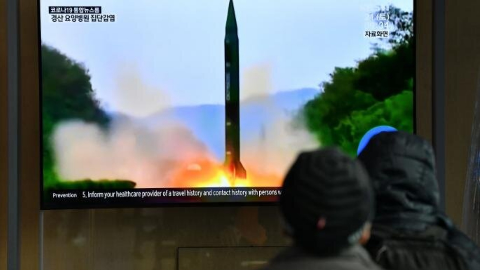 أشخاص يتابعون إطلاق صاروج باليستي من منطقة غير معروفة في كوريا الشمالية
